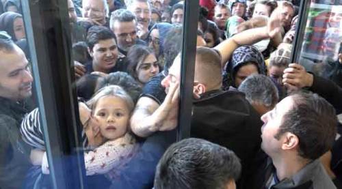 Alışveriş çılgınlığı pes dedirtti... Birbirlerini ezdiler!