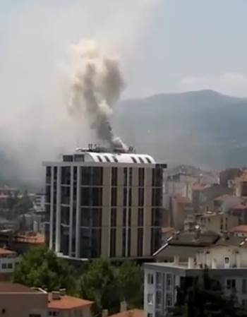 Alışveriş Merkezinden Yükselen Dumanlar Paniğe Neden Oldu
