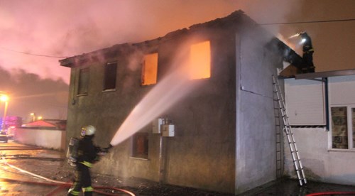 Alkollü genç annesinin evini ateşe verdi
