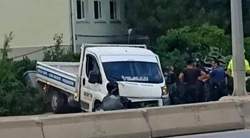 Alkollü Sürücünün Kullandığı Kamyonet Aydınlatma Direğine Çarptı, 1 Yaralı
