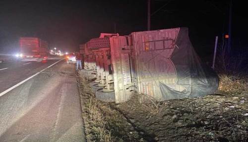 Alkollü tır sürücüsü kaza yaptı: Yol kenarına devrildi!