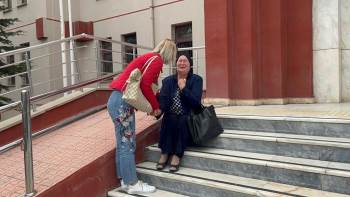 Alkollü Ve Ehliyetsiz Sürücünün Öldürdüğü Eşi İçin Adliye Önünde Adalet İstedi
