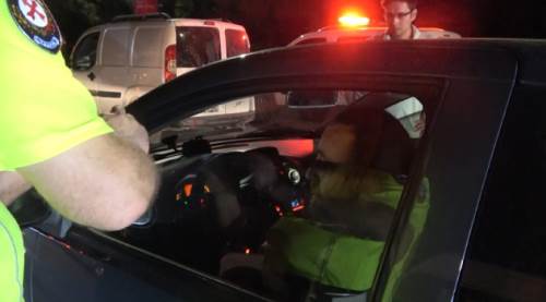 Alkollü yakalandı, arabada içmeye devam etti