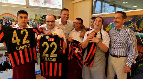 Alpay Özalan Gökkuşağı Kafe’de