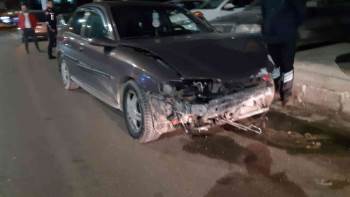 Alt Geçit Çıkışında Lastiği Patlayan Otomobil Refüje Çarptı
