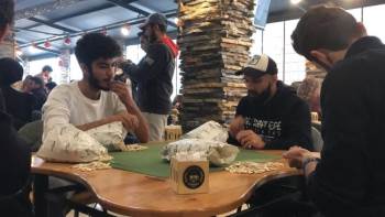 Altın hediyeli "çekirdek çitleme" yarışı!