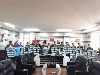 Altıntaş Belediyesi’Nden Myo Futbol Takımına Forma Desteği
