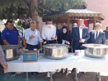 Altıntaş Belediyesi’Nden Vatandaşlara Aşure İkramı
