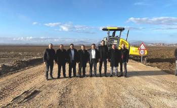 Altıntaş Kaymakamı Ve Belediye Başkanı Yol Yapım Çalışmalarını İnceledi
