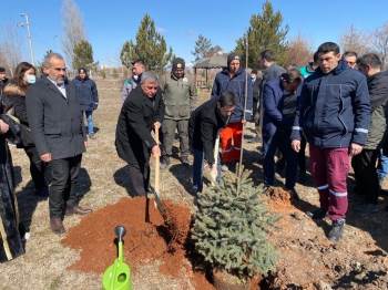 Altıntaş Myo’Da Ağaç Dikim Etkinliği
