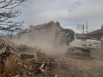 Altıntaş’Ta  Metruk Binalar Yıkılıyor
