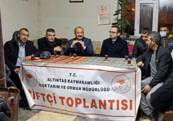 Altıntaş’Ta Çiftçi Eğitim Toplantısı
