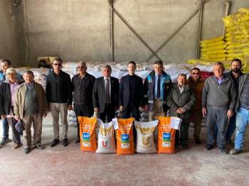 Altıntaş’Ta Çiftçilere Yüzde 75 Hibeli Yağlık Ayçiçeği, Nohut Ve Kuru Fasulye Tohumu Dağıtıldı
