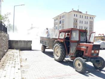 Altıntaş’Ta Çöp Konteynerleri İlaçlanıyor
