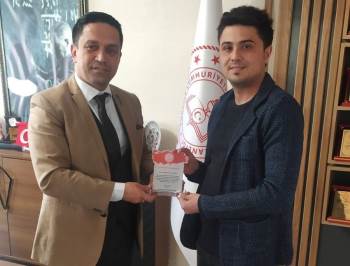 Altıntaş’Ta Deprem Bölgesinde Görev Yapan Öğretmenlere Plaket
