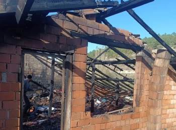 Altıntaş’Ta Ev Yangını Korkuttu
