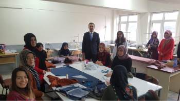 Altıntaş’Ta Giyim Kursu Aile Ekonomisine Katkı Sağlıyor
