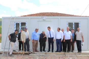 Altıntaş’Ta İhtiyaç Sahibi İki Aileye Konteyner Ev Verildi
