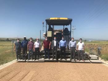 Altıntaş’Ta Köy Yolları Yapım Çalışmaları Devam Ediyor
