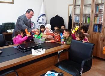 Altıntaş’Ta Kur’An Kursu Öğrencileri Harçlıklarını Depremzedelere Bağışladı
