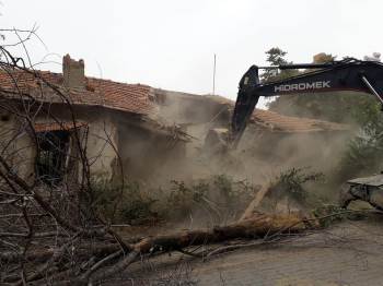 Altıntaş’Ta Metruk Binalar Yıkılıyor
