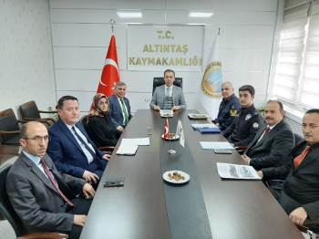 Altıntaş’Ta Metruk Binalarla İlgili İstişare Toplantısı
