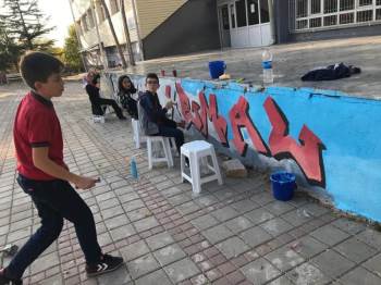 Altıntaş’Ta Okul Duvarlarına Grafiti Dokunuşu
