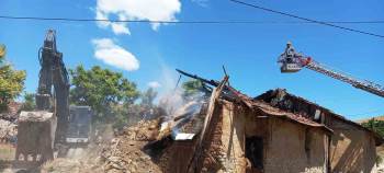 Altıntaş’Ta Samanlık Yangını
