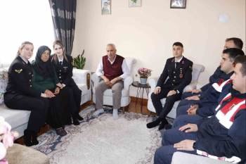 Altıntaş’Ta Şehit Asker Annesine Anneler Günü Ziyareti
