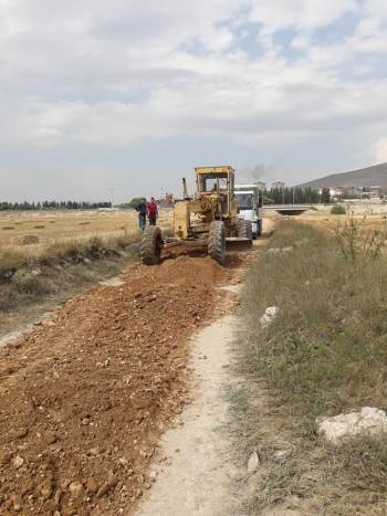 Altıntaş’Ta Tarım Arazilerine Giden Yollarda Bakım Ve Onarım Çalışmaları
