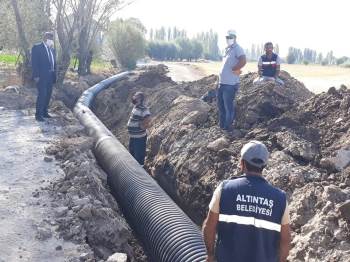 Altıntaş’Ta Yağmur Suyu Tahliye Hattı Çalışması
