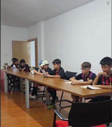 Altyapıda kitap okuyorlar