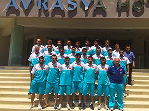   Amatör karma galibiyetle başladı