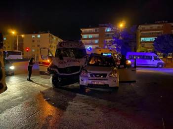 Ambulans İle Otomobil Çarpıştı; 5 Yaralı
