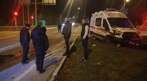 Ambulans ile otomobil çarpıştı: 5 yaralı
