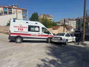 Ambulansın Karıştığı Kazada 2 Sağlık Görevlisi Yaralandı
