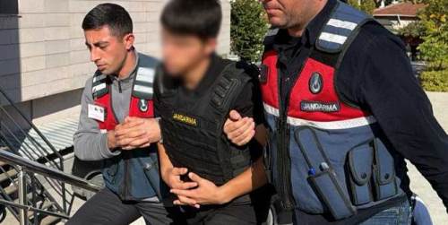 Amcasını silahla vurmuştu! 15 yaşındaki şüpheli adliyeye çıkarıldı