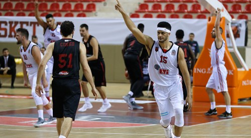 Amerikalı göz doldurdu