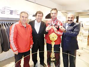 Şampiyonluklarla döndü