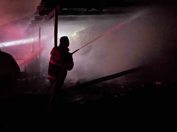 Ampulün Patladığı Samanlıkta Yangın Çıktı, Küçükbaş Hayvan Son Anda Kurtarıldı
