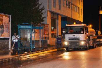 Ana Cadde Tazyikli Suyla Yıkanarak Temizleniyor
