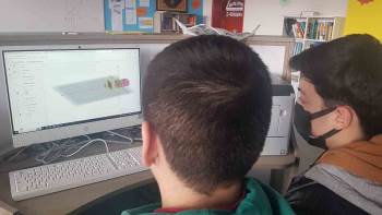 Anadolu Lisesinde Öğrencilerin Yaptığı Projeksiyon Makinesi Geogebra Programı İle Buluştu
