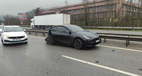 Anadolu Otoyolu'nda Tesla ile kamyon çarpıştı: Yaralılar var!