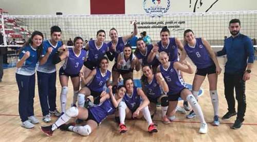 Anadolu Üniversitesi Bayan Voleybol Takımı altın karmada 