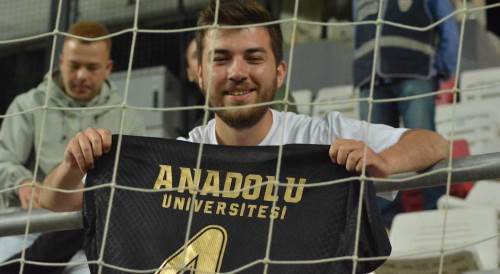 Anadolu Üniversitesi galibiyeti kutladı!