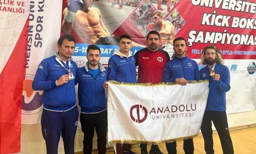 Anadolu Üniversitesi Kick Boks Takımı madalyayı aldı