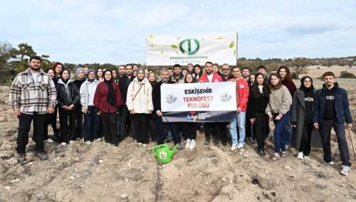 Anadolu Üniversitesi öğrencileri 200 fidanı toprakla buluşturdu