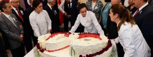 Anadolu Üniversitesi öğrencilerinden 60’ıncı yıla özel pasta