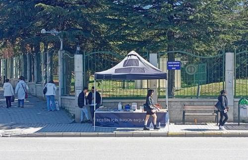 Anadolu Üniversitesi önüne taşınabilir kitap standı ilgi çekti