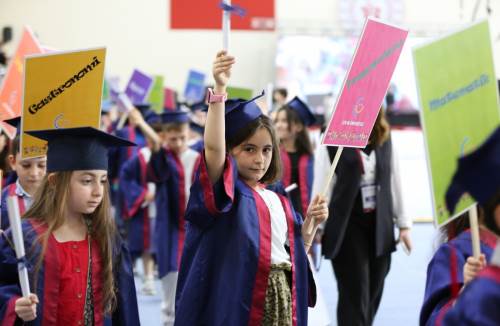 Anadolu Üniversitesinde 3 kuşak 7'den 70'e mezuniyet heyecanı